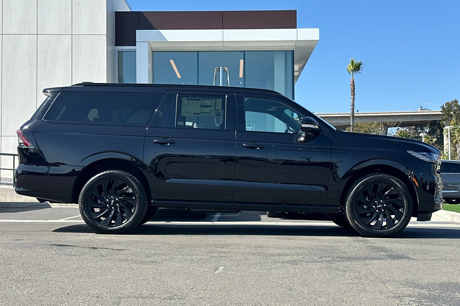New 2026 Lincoln Navigator L Reserve w/ Jet Appearance Package AWD/4WD image 2