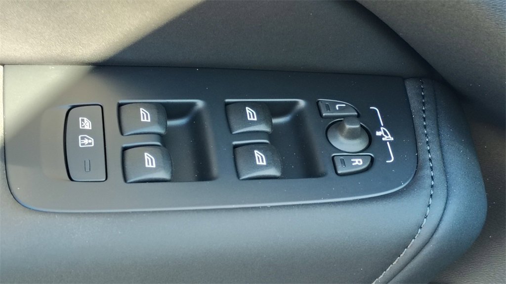 New 2026 Volvo XC60 B5 Plus w/ Climate Package image 10