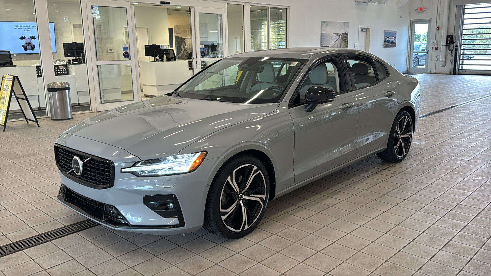 Used 2024 Volvo S60 B5 Plus w/ Climate Package AWD/4WD image 9