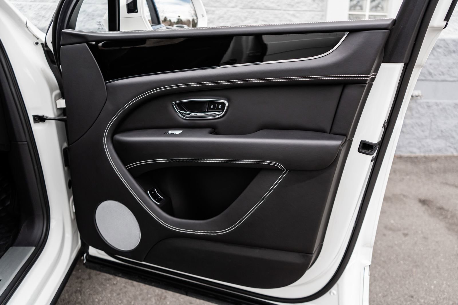 Used 2022 Bentley Bentayga image 40