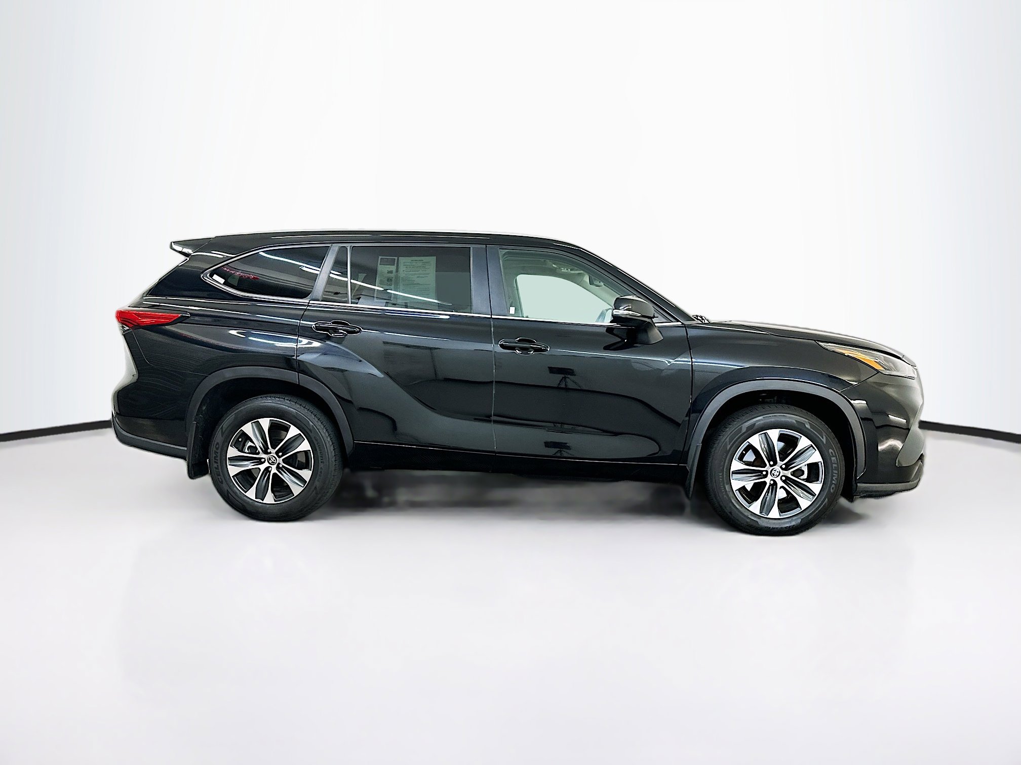 Used 2023 Toyota Highlander XLE image 10