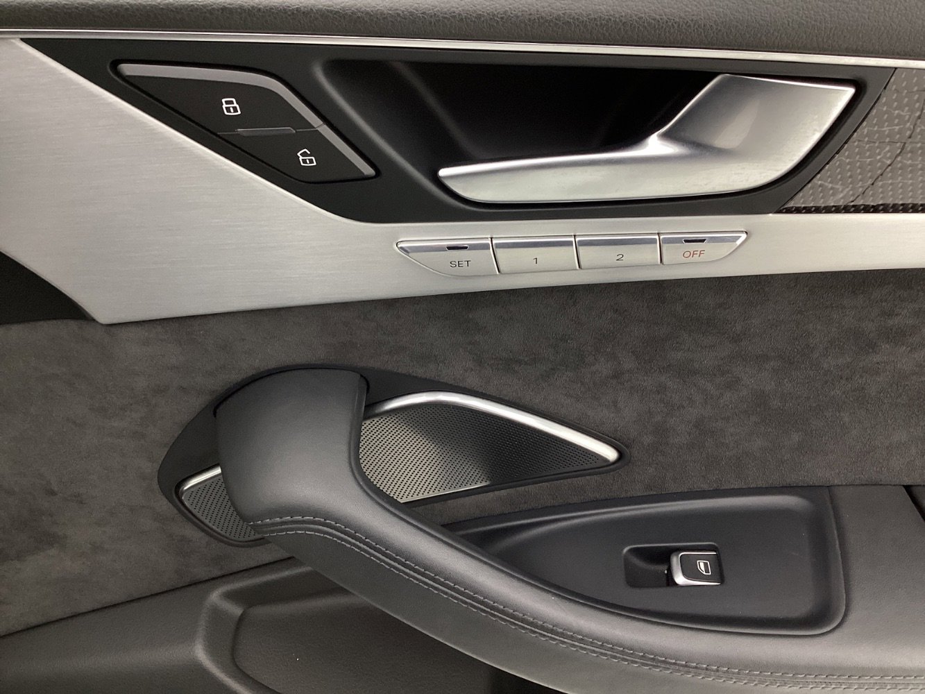 Used 2013 Audi S8 image 39