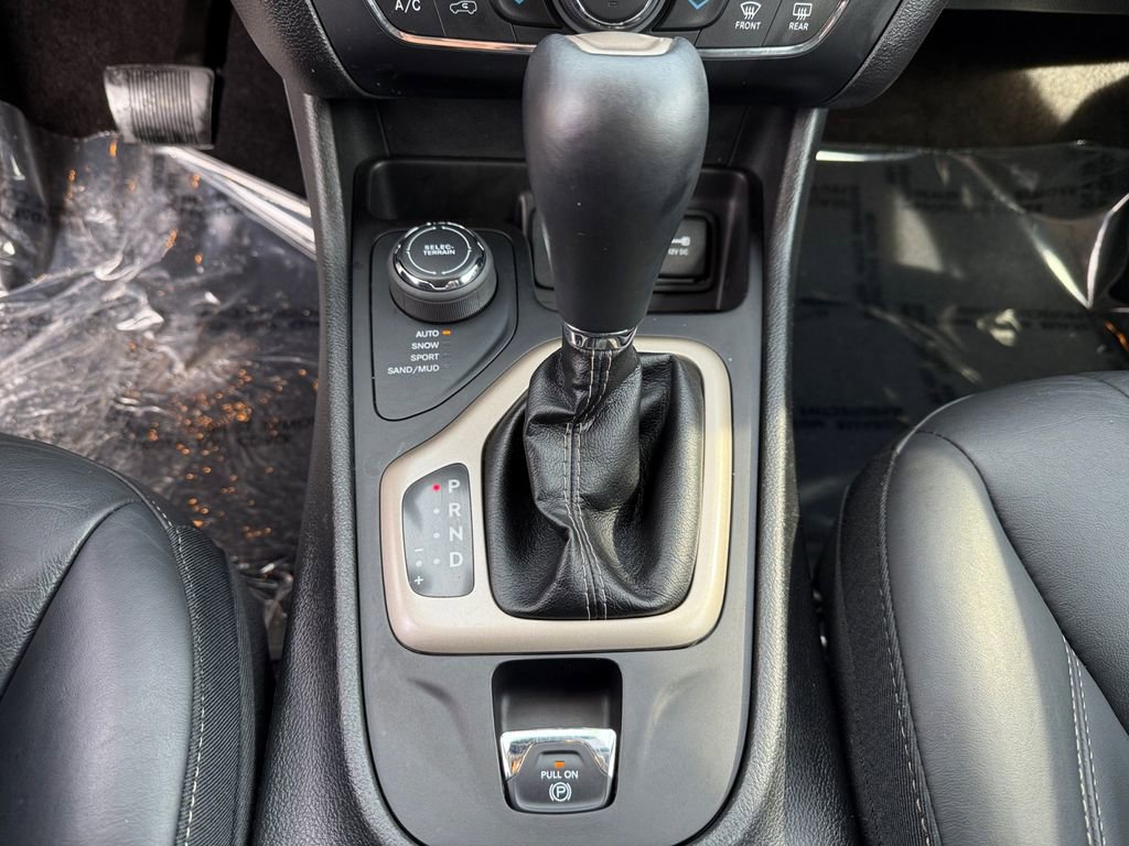 Used 2018 Jeep Cherokee Limited w/ Technology Group image 20