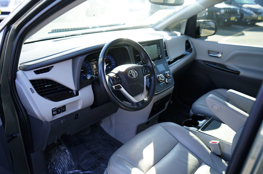 Used 2020 Toyota Sienna XLE w/ XLE Navigation Package image 15