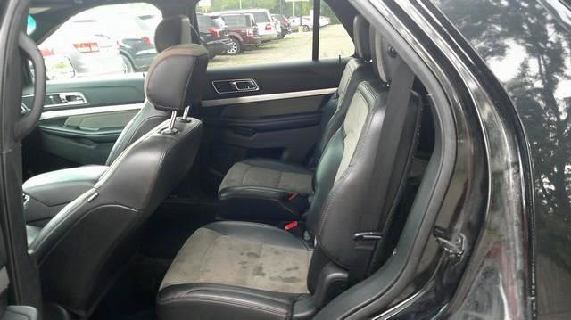 Used 2017 Ford Explorer XLT w/ Equipment Group 202A AWD/4WD image 9