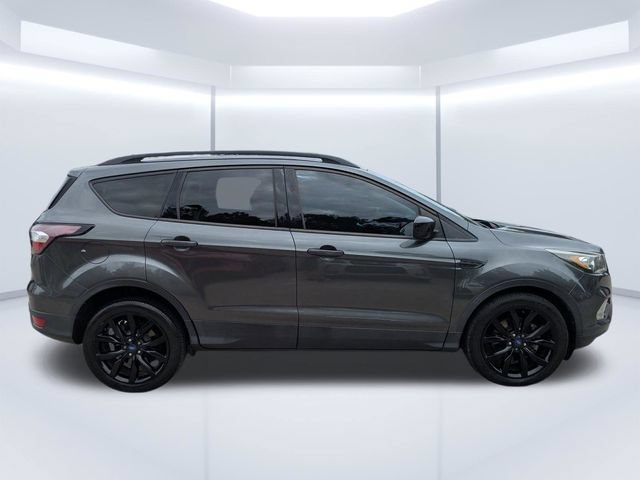 Used 2017 Ford Escape SE w/ Equipment Group 201A FWD image 3