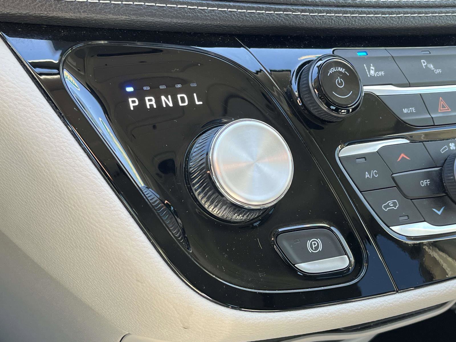 Certified 2023 Chrysler Pacifica Touring-L image 4