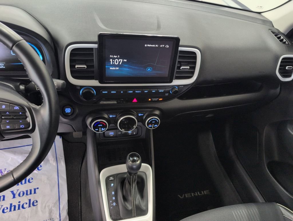 Used 2023 Hyundai Venue Limited image 18