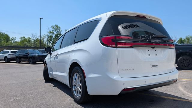 New 2027 Chrysler Pacifica Select FWD image 7