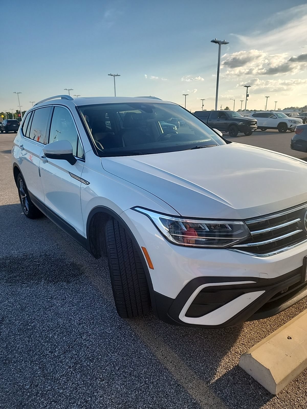 Used 2023 Volkswagen Tiguan SE w/ Panoramic Sunroof Package