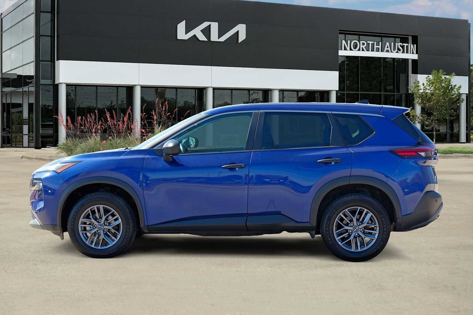 Used 2023 Nissan Rogue S image 4