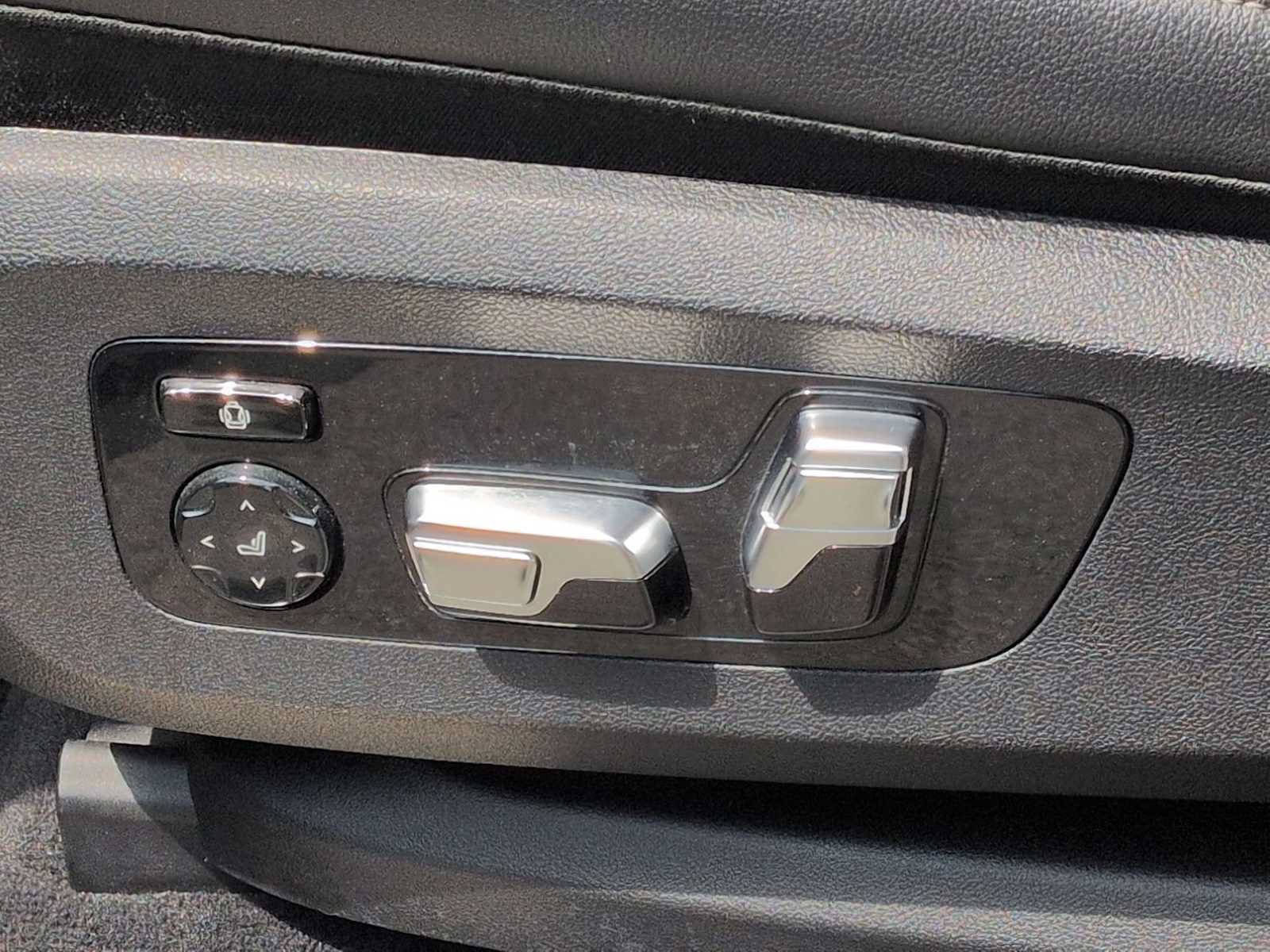 Used 2019 BMW X5 xDrive50i w/ Luxury Seating Package AWD/4WD image 17