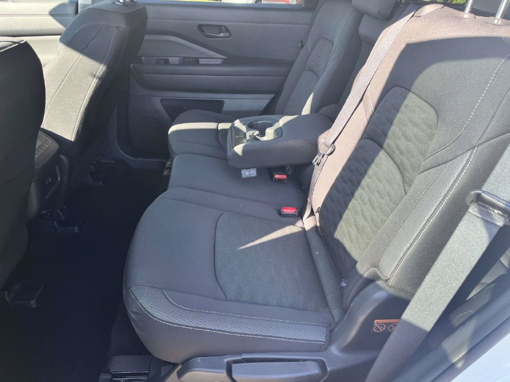 Used 2025 Nissan Pathfinder SV FWD image 10