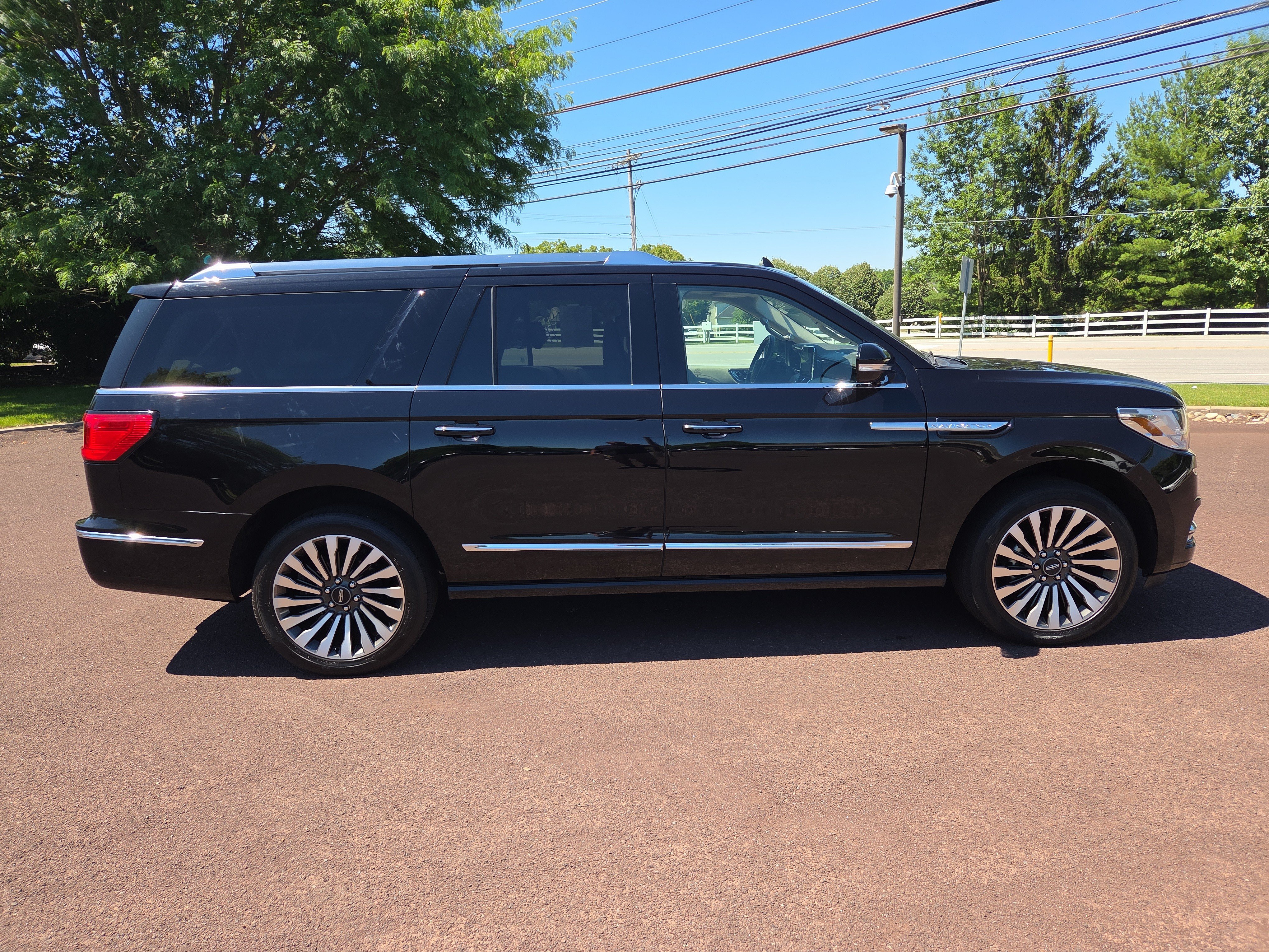 Used 2021 Lincoln Navigator L Reserve w/ Luxury Package AWD/4WD image 2