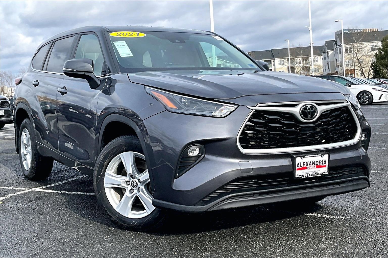 Used 2024 Toyota Highlander LE image 2