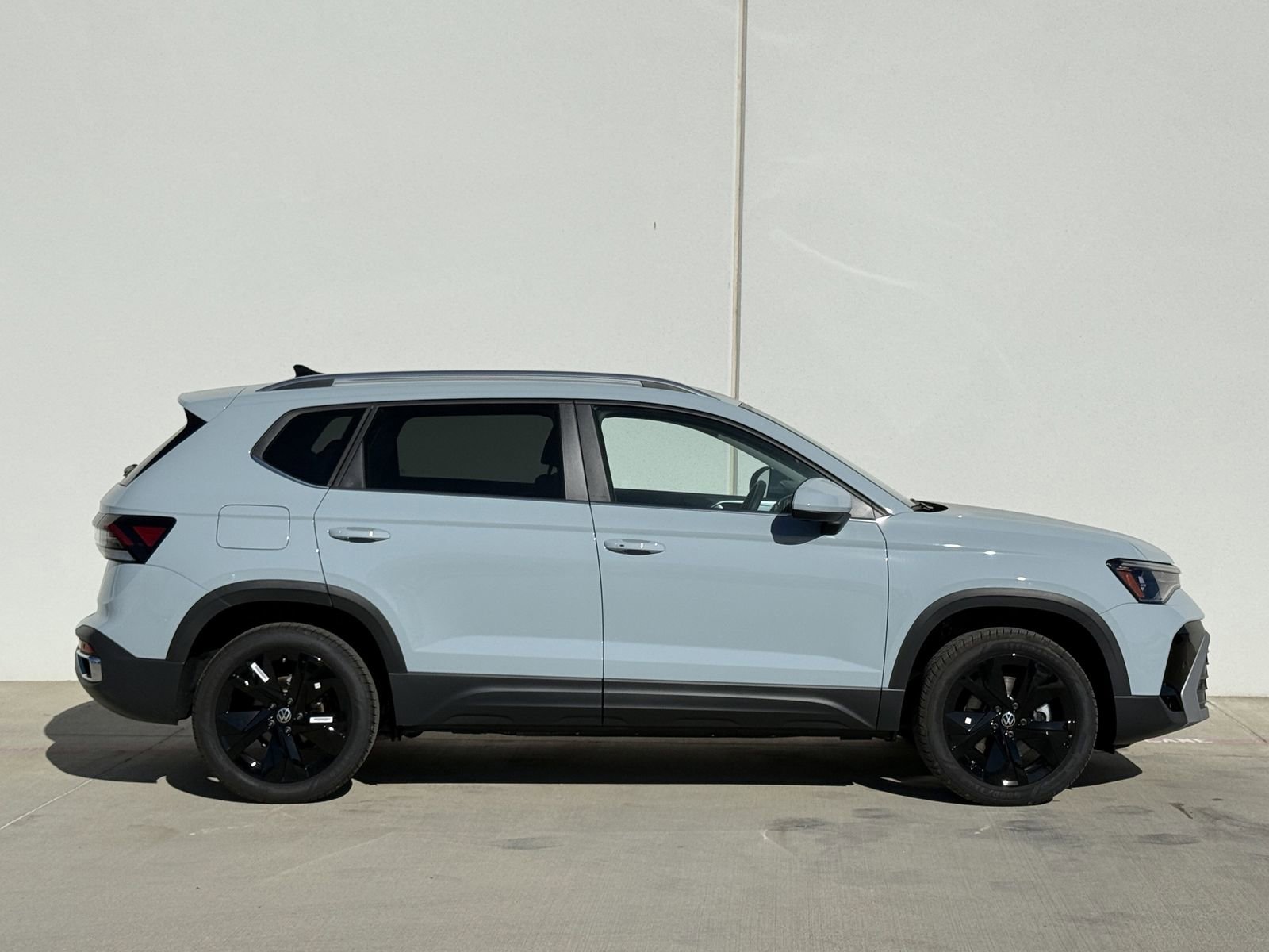 New 2026 Volkswagen Taos SE FWD image 4