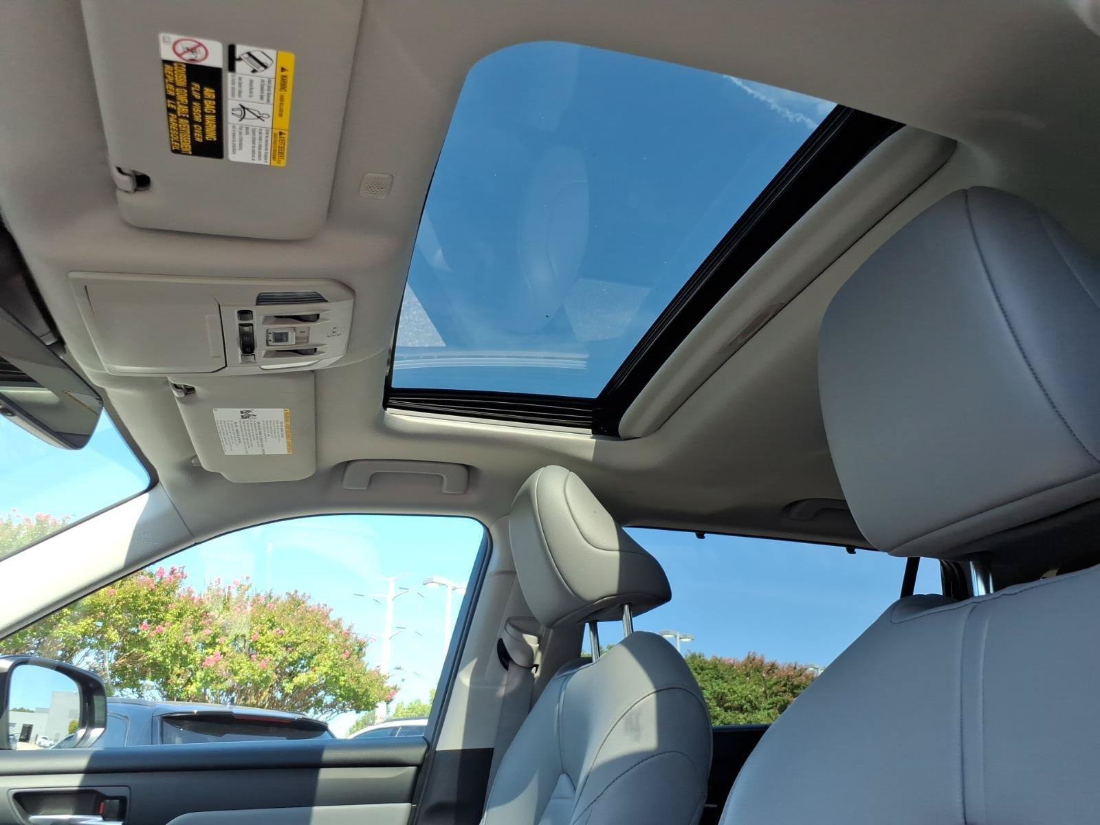 Used 2020 Toyota Highlander XLE AWD/4WD image 11