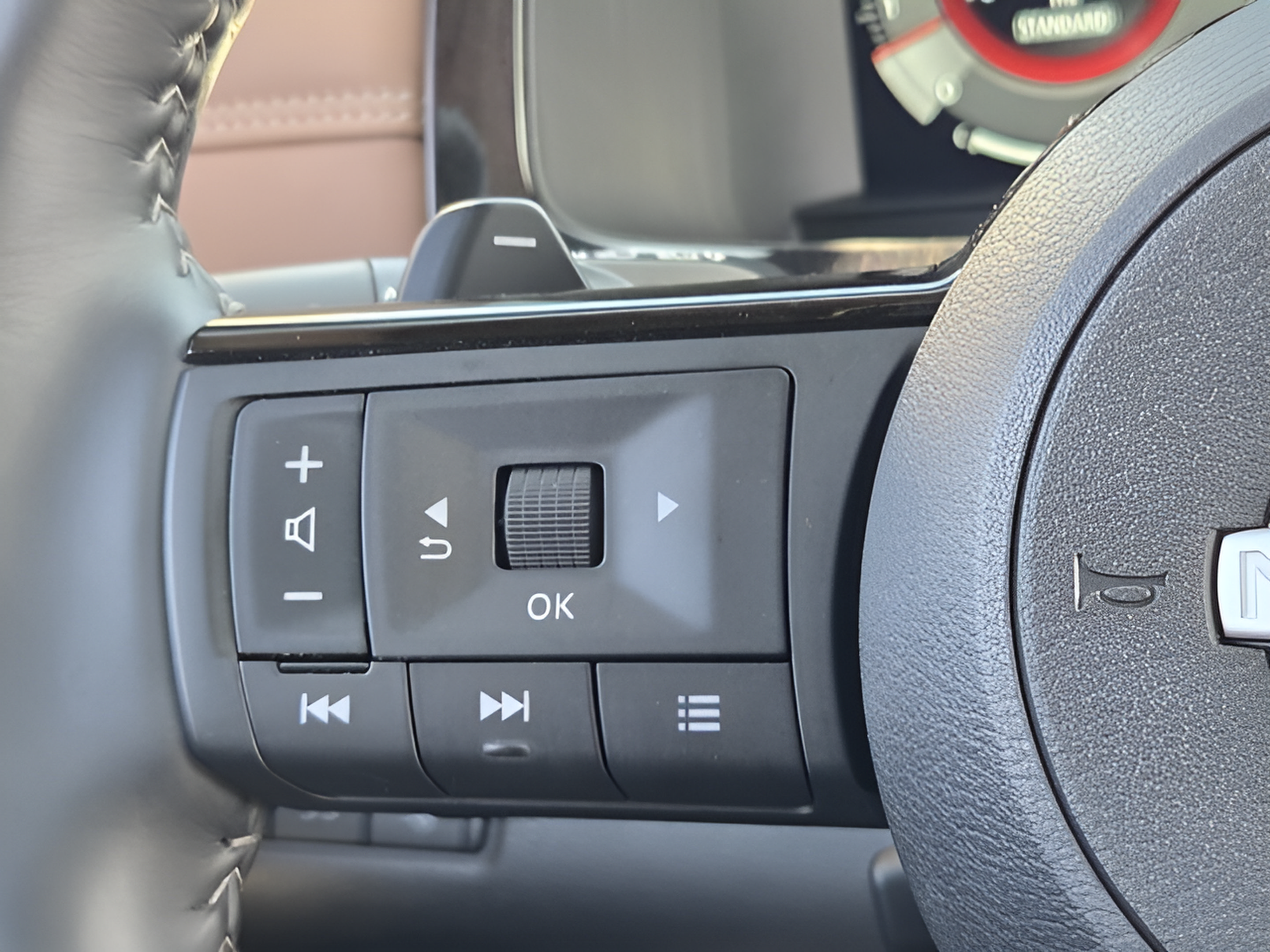 Used 2024 Nissan Pathfinder Platinum FWD image 22
