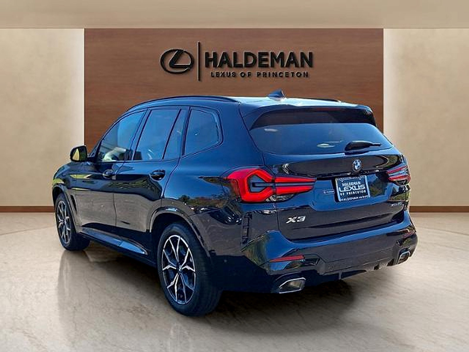 Used 2023 BMW X3 xDrive30i w/ M Sport Package AWD/4WD image 4