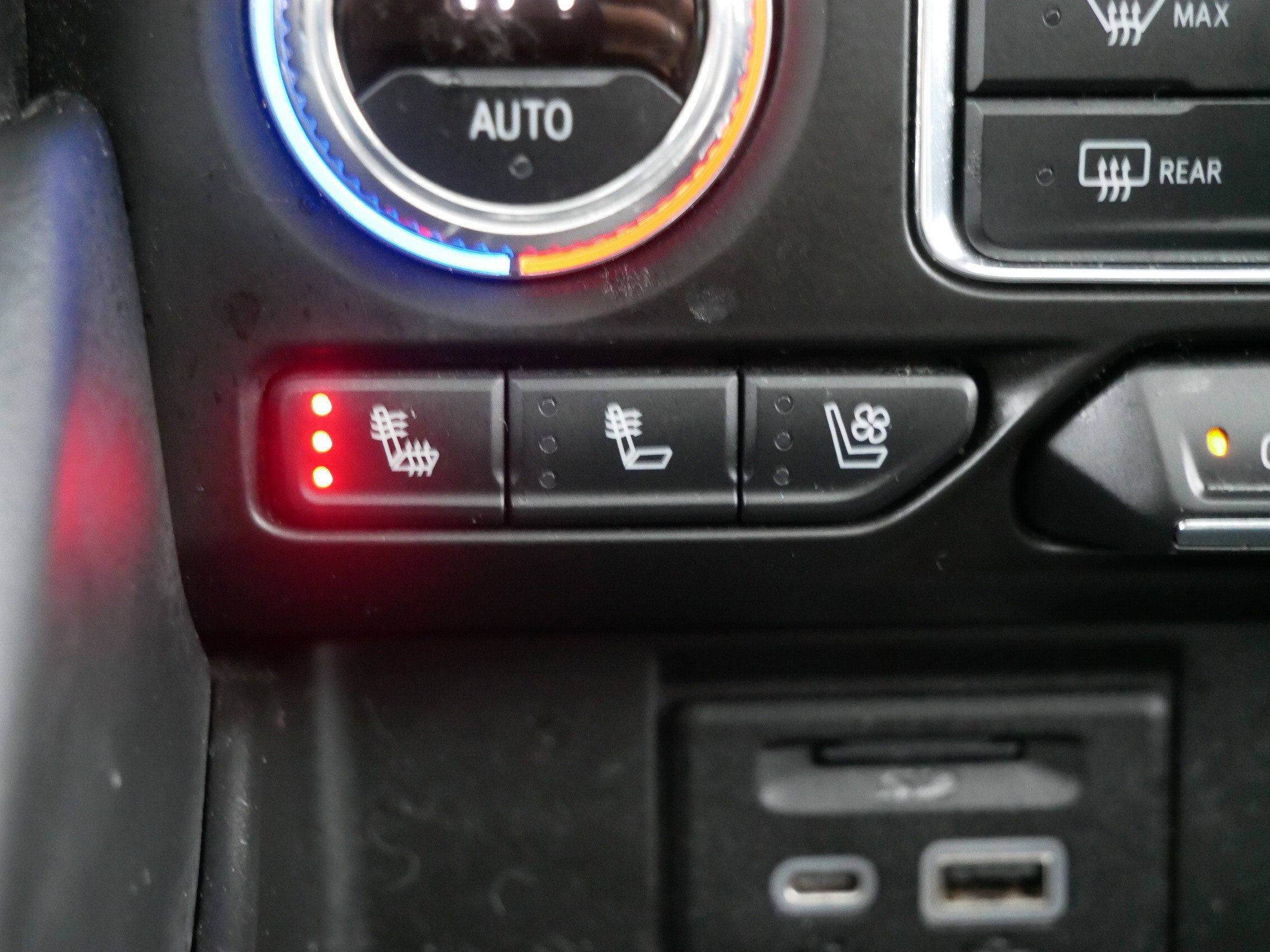 Used 2021 GMC Yukon XL AT4 w/ Rear Media and Nav Package AWD/4WD image 23