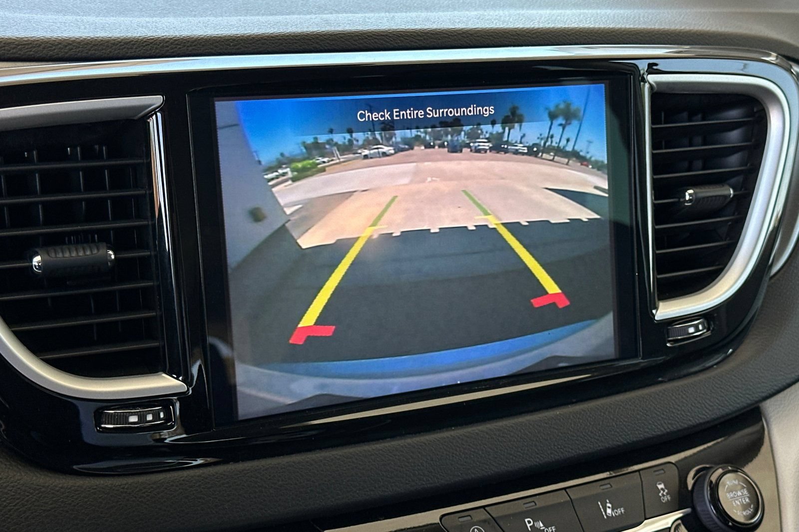 Used 2024 Chrysler Pacifica Touring-L FWD image 19
