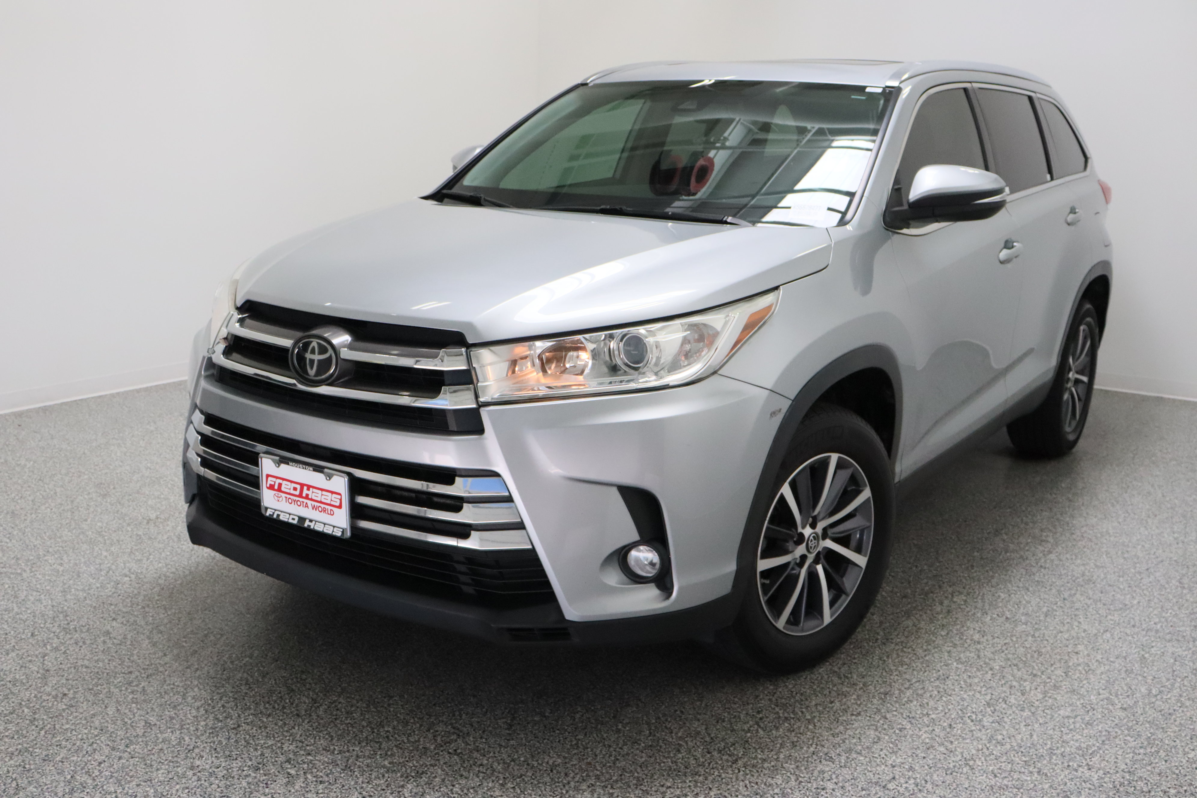 Used 2019 Toyota Highlander XLE FWD image 2