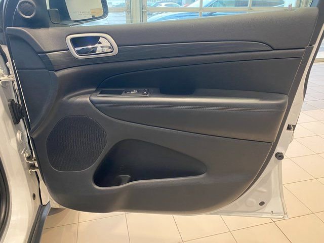 Used 2020 Jeep Grand Cherokee Laredo image 9