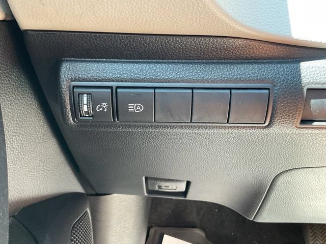 Used 2020 Toyota Corolla LE FWD image 31