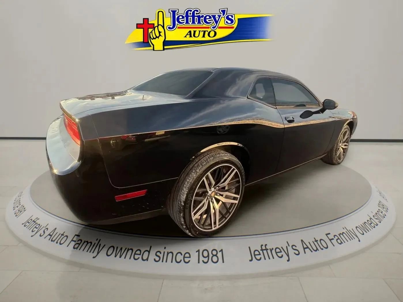 Used 2013 Dodge Challenger SXT RWD image 4