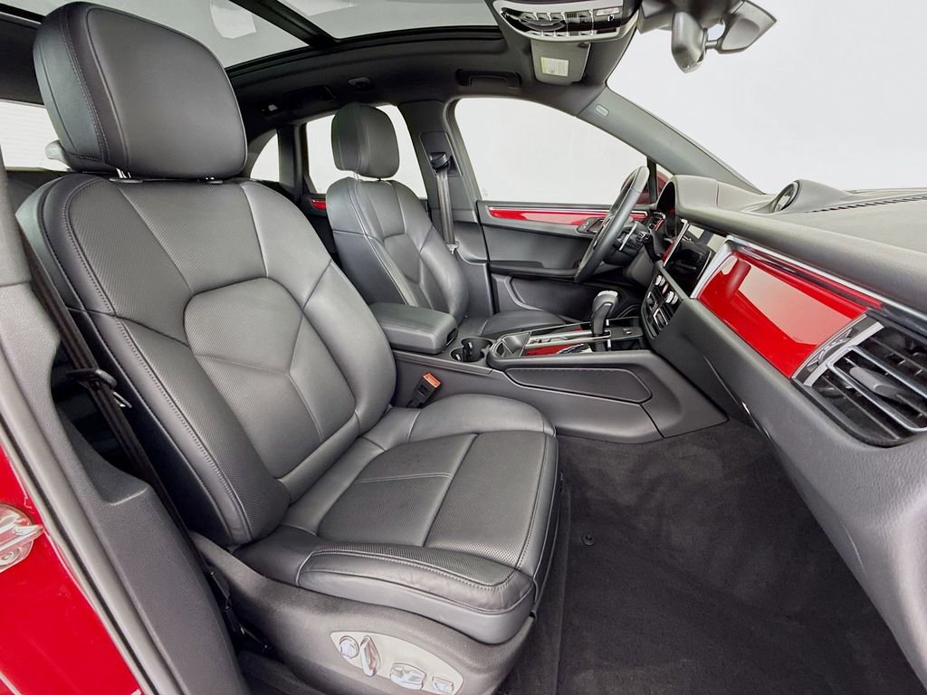 Certified 2025 Porsche Macan AWD/4WD image 31
