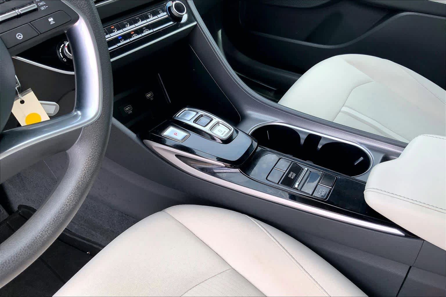 Used 2022 Hyundai Sonata SE w/ Preferred Accessory Package FWD image 16