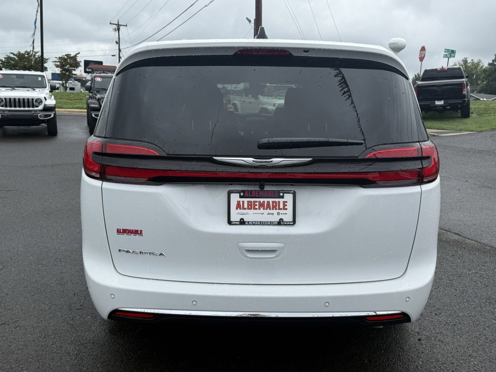 New 2026 Chrysler Pacifica Select image 4