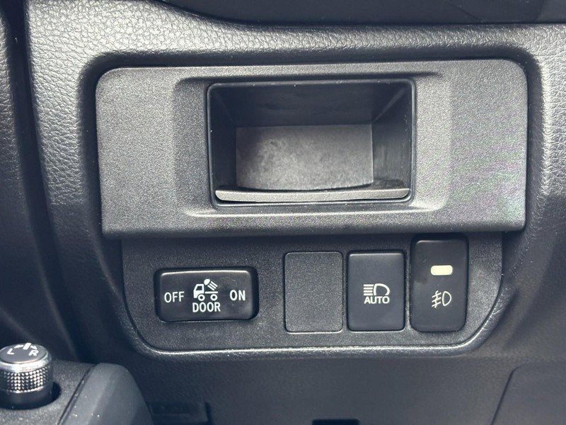 Used 2018 Toyota Tacoma SR image 18