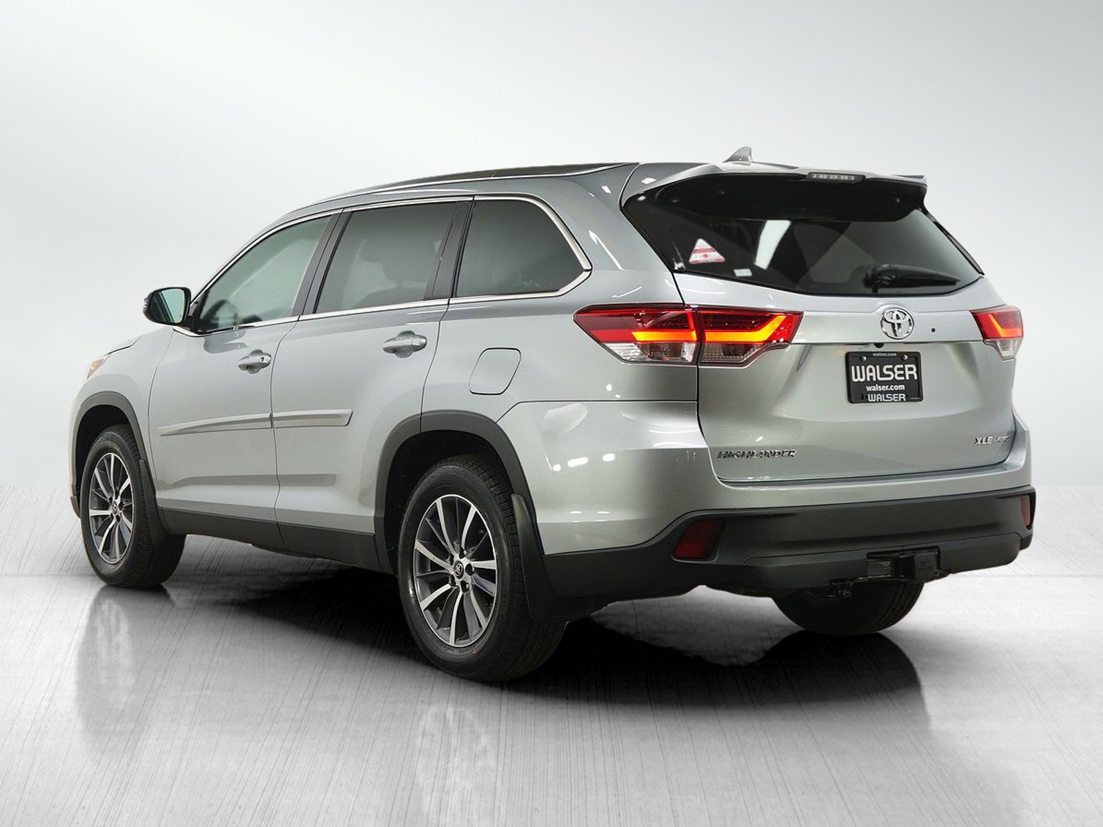 Used 2019 Toyota Highlander XLE AWD/4WD image 3