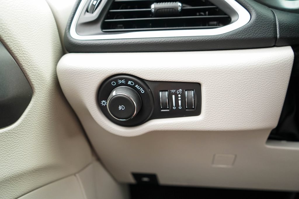Used 2024 Chrysler Pacifica Touring-L FWD image 28