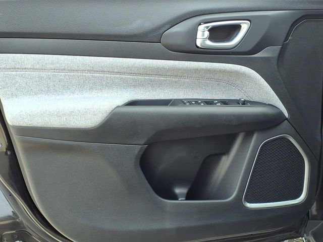 Used 2023 Jeep Compass Latitude image 12