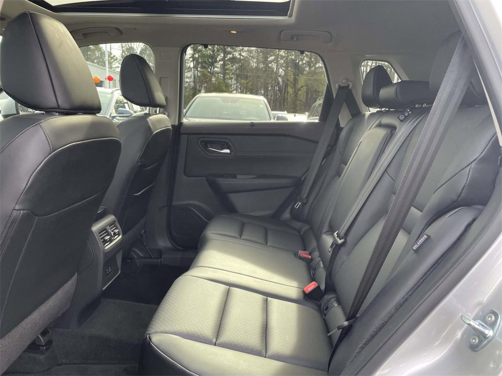 Used 2023 Nissan Rogue SV w/ SV Premium B Package image 12