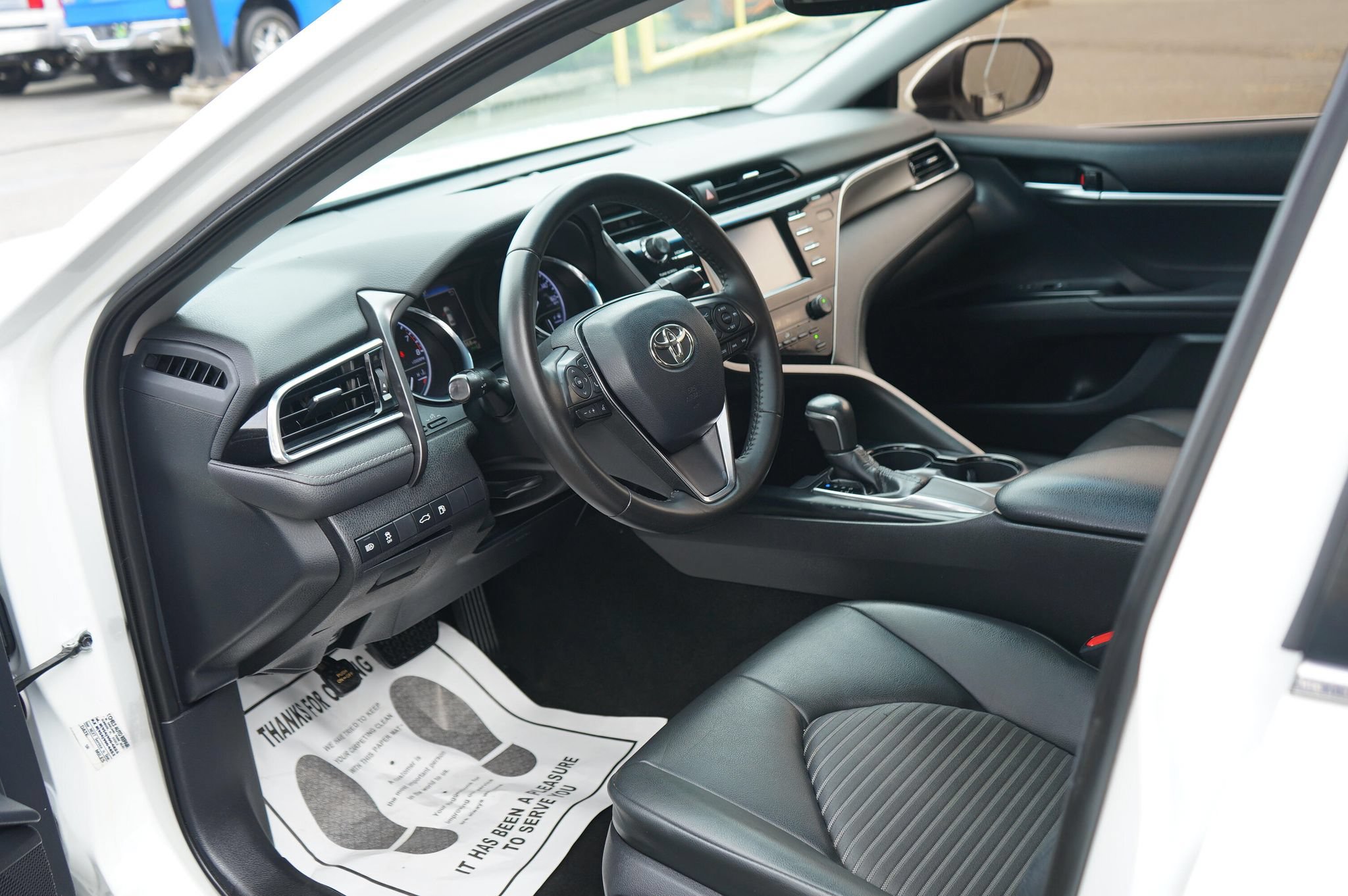 Used 2018 Toyota Camry SE w/ Convenience Package FWD image 12