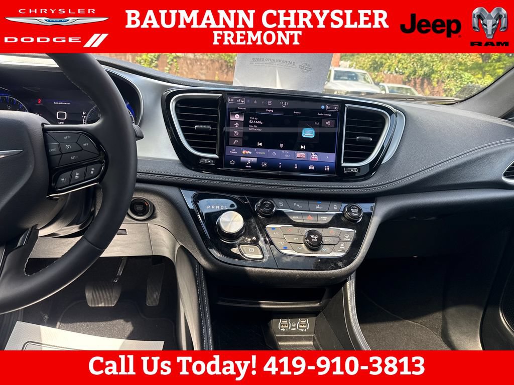 Used 2025 Chrysler Pacifica Limited FWD image 21