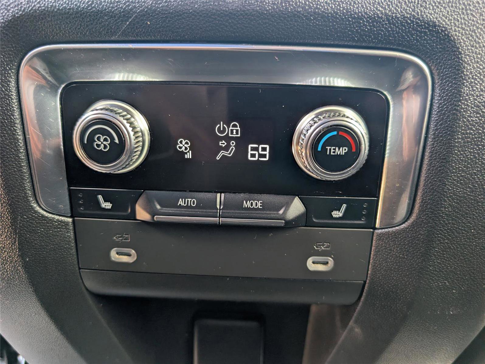 Used 2023 GMC Yukon AT4 w/ Technology Package AWD/4WD image 32