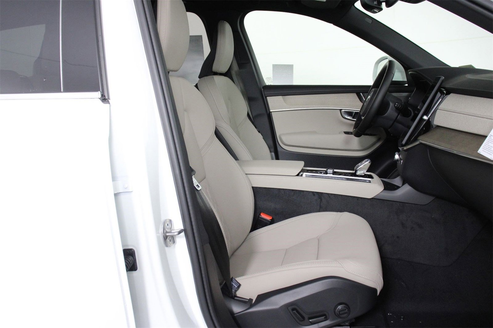 New 2026 Volvo XC90 B6 Plus w/ Protection Package Premier image 10