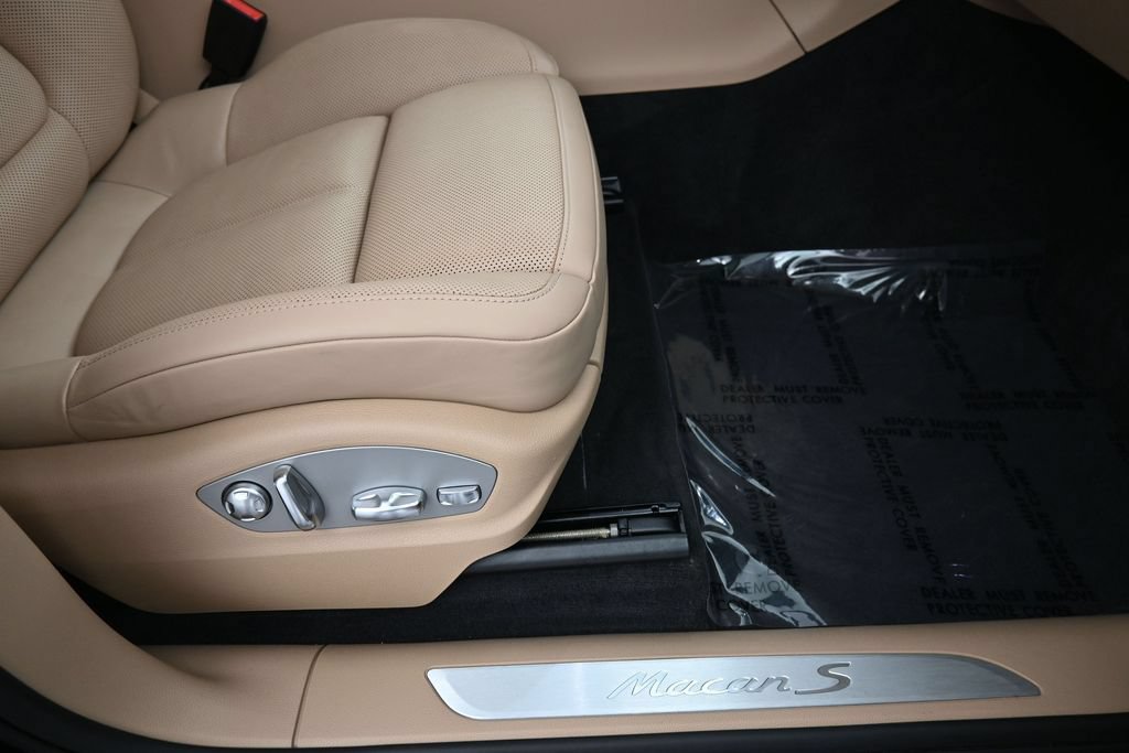 Certified 2020 Porsche Macan S AWD/4WD image 31