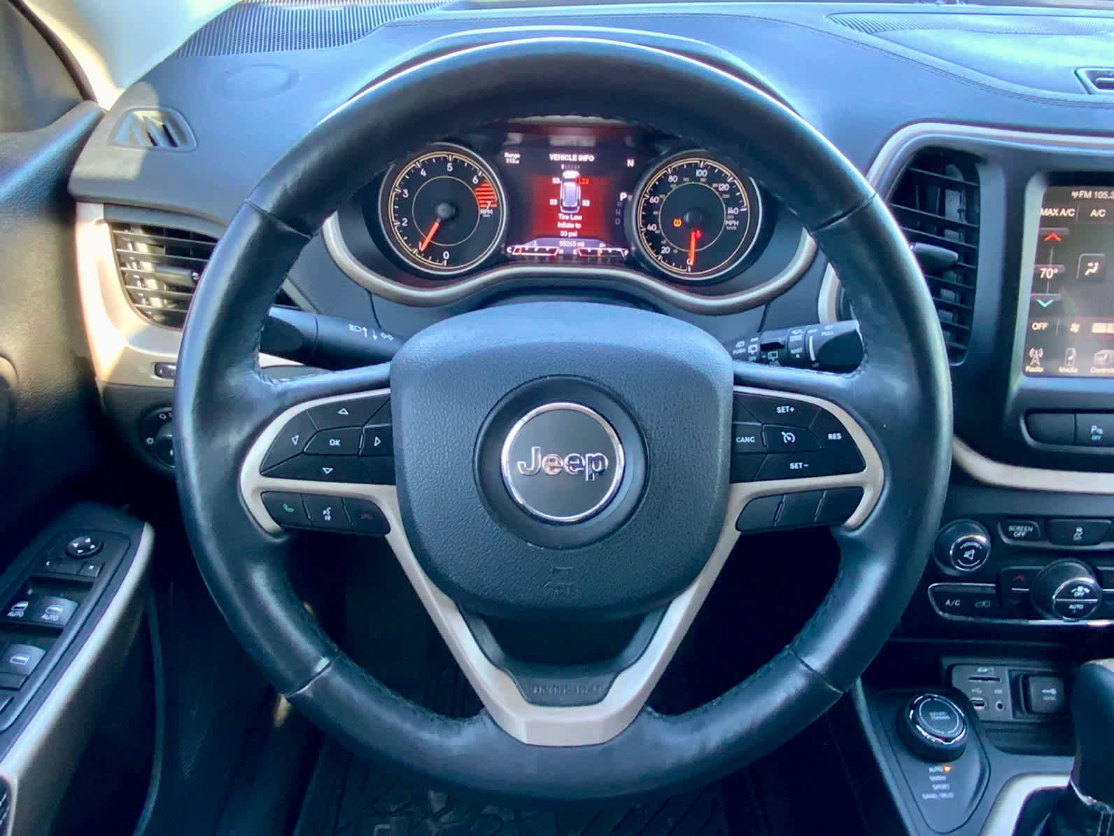 Used 2018 Jeep Cherokee Limited image 38