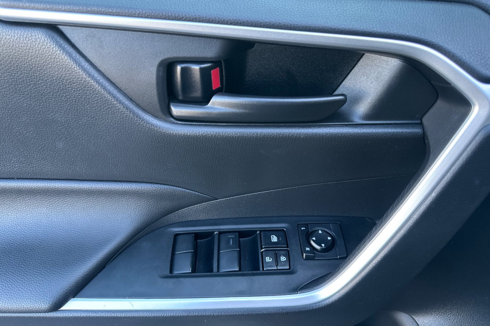 Used 2022 Toyota RAV4 LE image 10