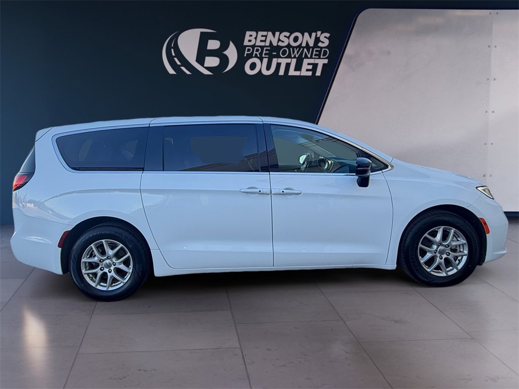 Used 2024 Chrysler Pacifica Touring-L image 6