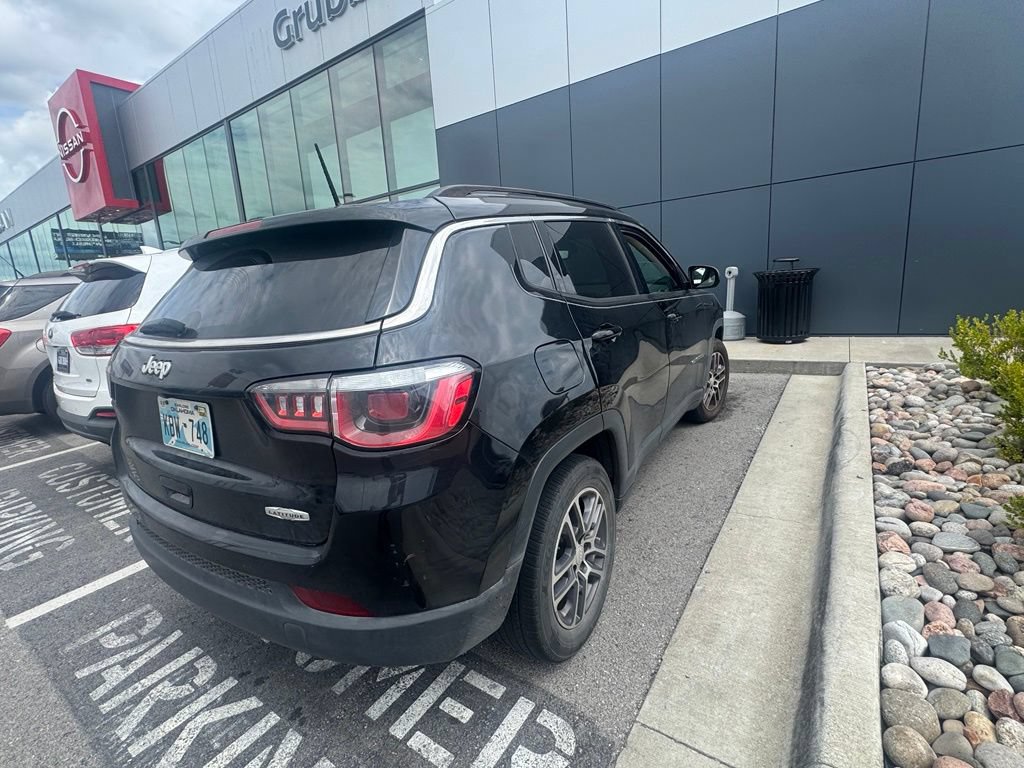 Used 2017 Jeep Compass Latitude w/ Cold Weather Group FWD image 5
