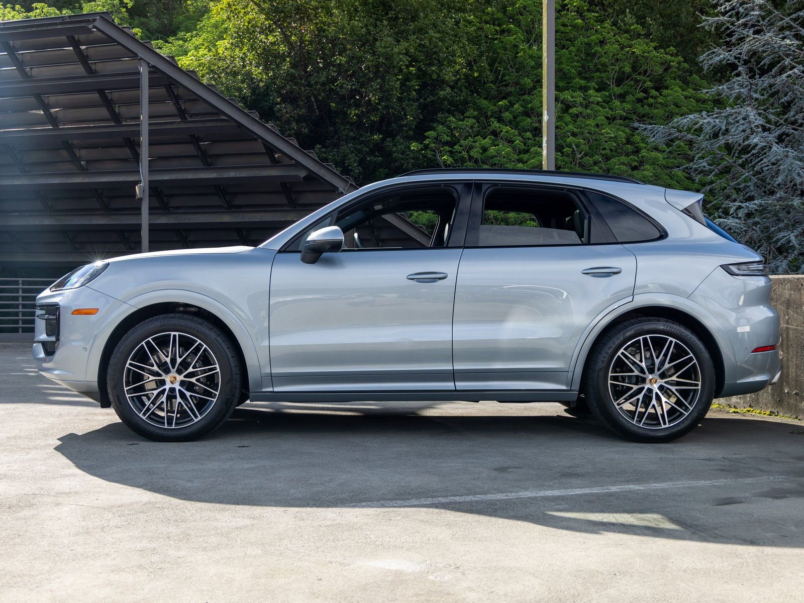 Certified 2025 Porsche Cayenne AWD/4WD image 2