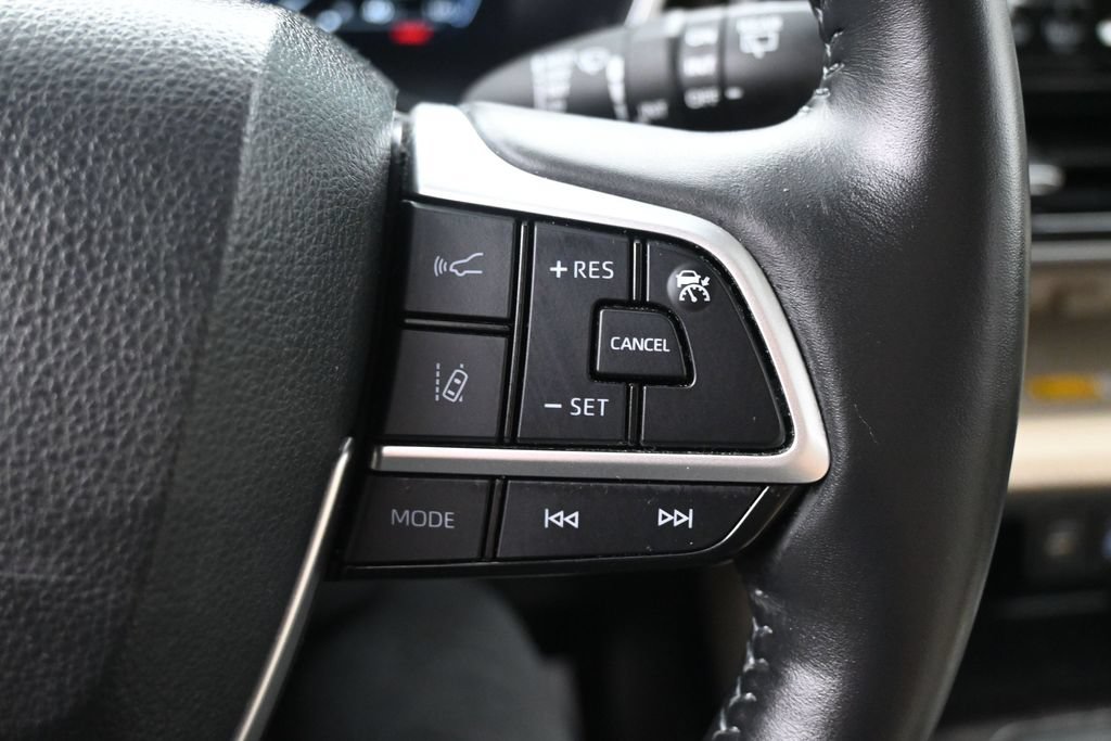 Used 2024 Toyota Highlander Limited AWD/4WD image 27
