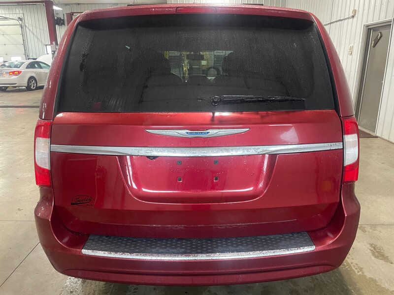 Used 2015 Chrysler Town & Country Touring-L FWD image 7