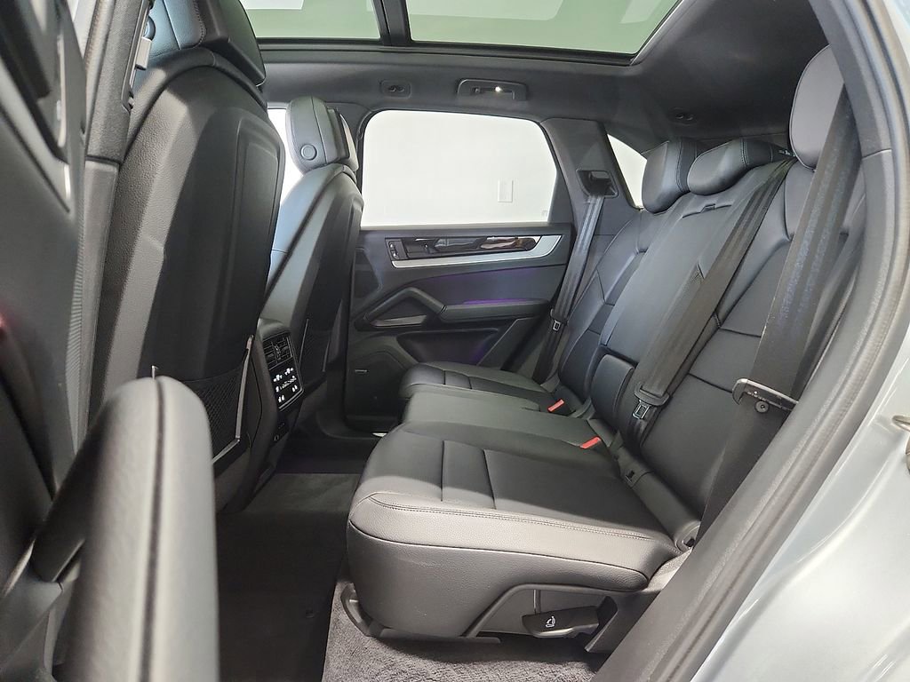 Used 2025 Porsche Cayenne image 11